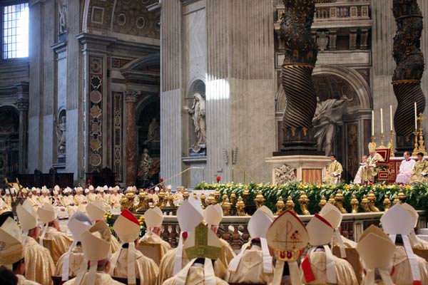 Nelle foto, <br> la concelebrazione dell'Eucaristia <br> in occasione della conclusione <br> della XII Assemblea generale ordinaria del Sinodo dei vescovi <br> (ottobre 2008)