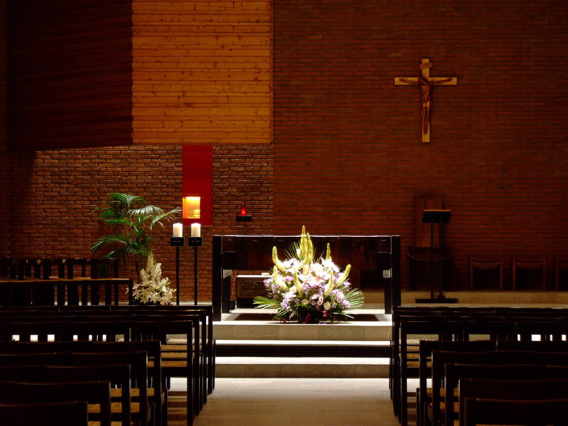 l'altare e la relazione con il tabernacolo, il crocifisso e la sede