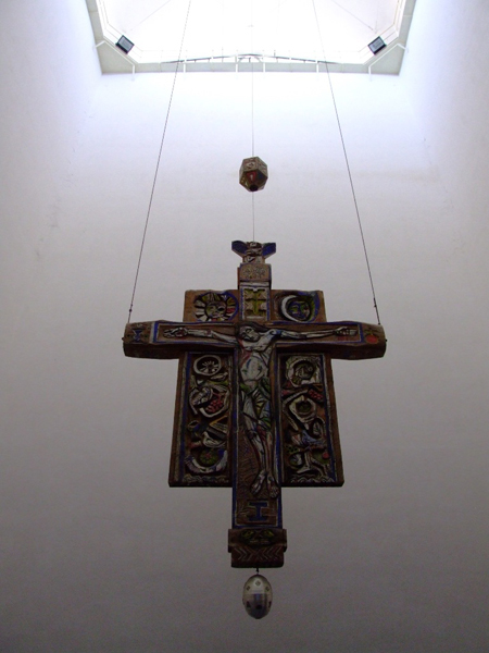 crocifisso sospeso nel pozzo di luce della torre presbiteriale, progettato e dipinto da Giorgio Quaroni