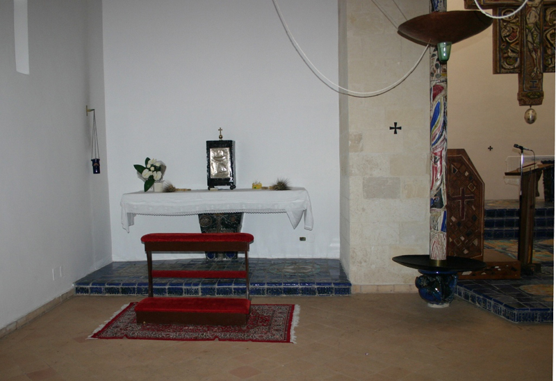 la custodia eucaristica nello spazio laterale sinistro, con il tabernacolo già sull’altare maggiore