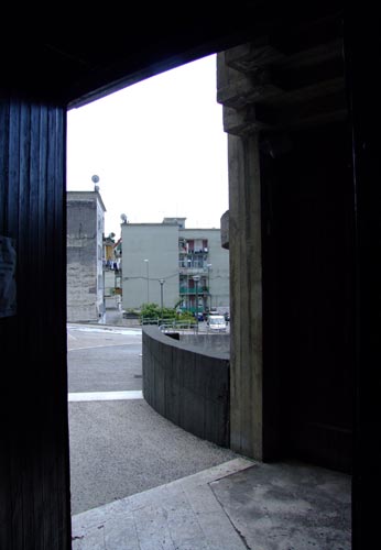Salerno - Fratte, relazione visiva tra il portale della chiesa e il contesto edificato