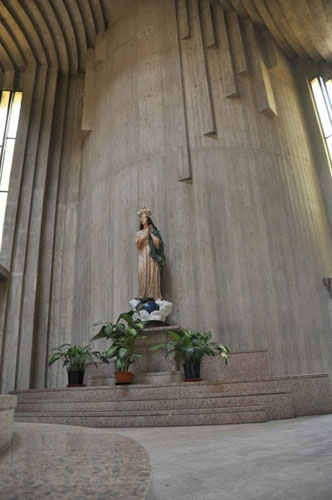 Salerno - Fratte, Sacra Famiglia - Nuova sistemazione della statua della Vergine, nel sito della precedente sede  (settembre 2011)