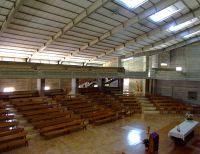 Arzignano, San Giovanni Battista, lo spazio dell'assemblea visto dal coro, al livello superiore
