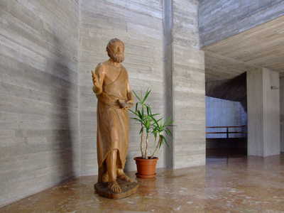 Arzignano, San Giovanni Battista, la statua di San Giovanni Battista, nel nartece del portale solenne