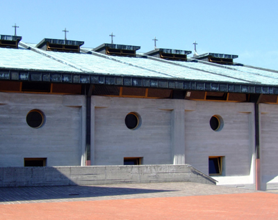 Arzignano, San Giovanni Battista, il fronte nord, con il sistema di aperture sul percorso perimetrale dell'aula e il sistema dei lucernai sull'assemblea
