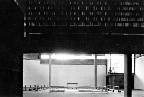 Veduta dell'aula principale, dalla cappella feriale, con l'assetto liturgico del momento dell'inaugurazione (1961)