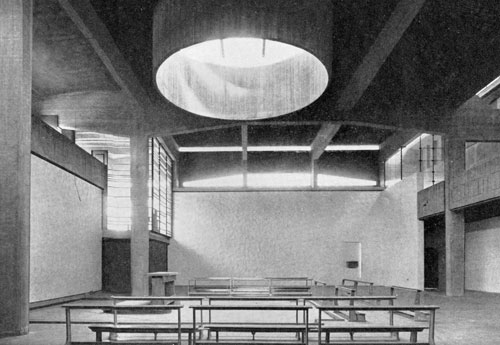 L'altare e la prima disposizione dei banchi, al momento dell'inaugurazione (1961)