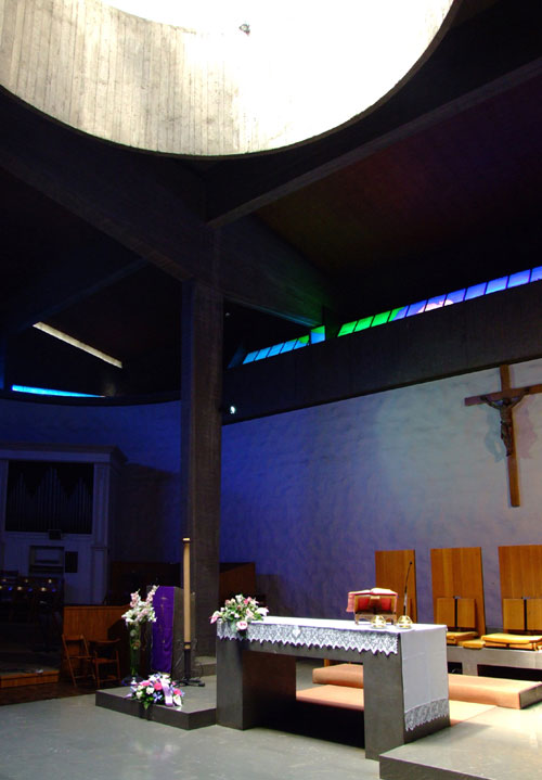 L'altare, l'ambone e la sede, sotto il pozzo di luce presbiteriale