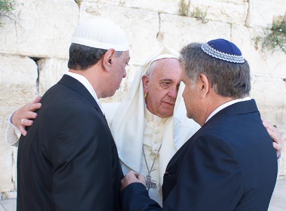 Il Papa, durante il suo viaggio in Terra Santa, con un imam ed un rabbino