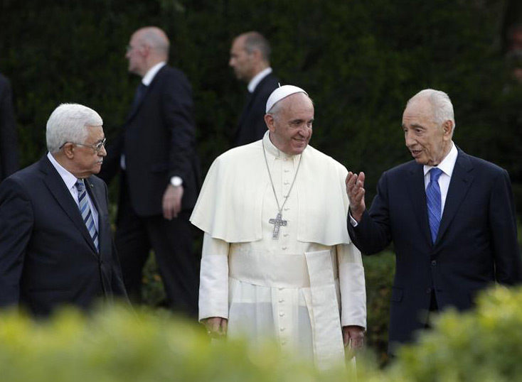 Papa Francesco tra i Presidenti Abbas e Peres