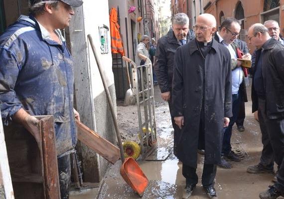 Il Cardinale Bagnasco ha portato la solidariet del Papa e della Chiesa genovese alle vittime dell'alluvione