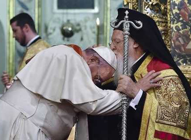 L'incontro di Bartolomeo con Papa Francesco (29 novembre 2014) <br> Foto Afp/Sir